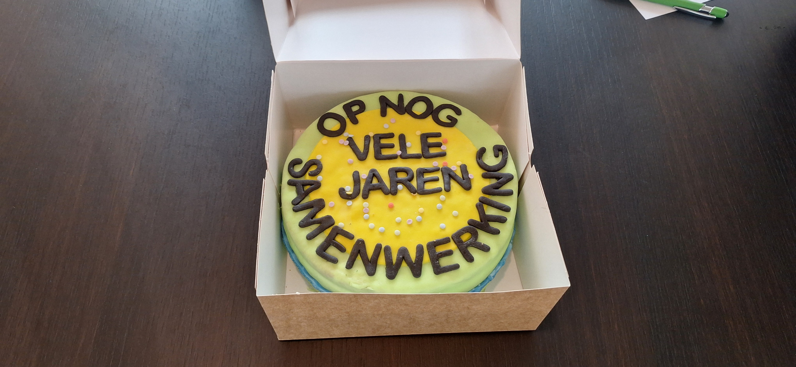 We trakteerde Jan Huijbers op deze taart in de kleuren van Van den Herik, gebakken door onze collega Kim Bakelaar.