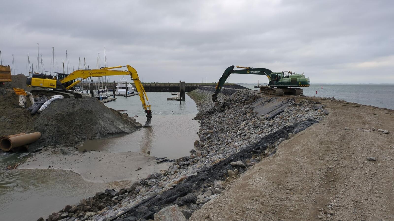 Doorsteek van de middendam in de haven van Yerseke