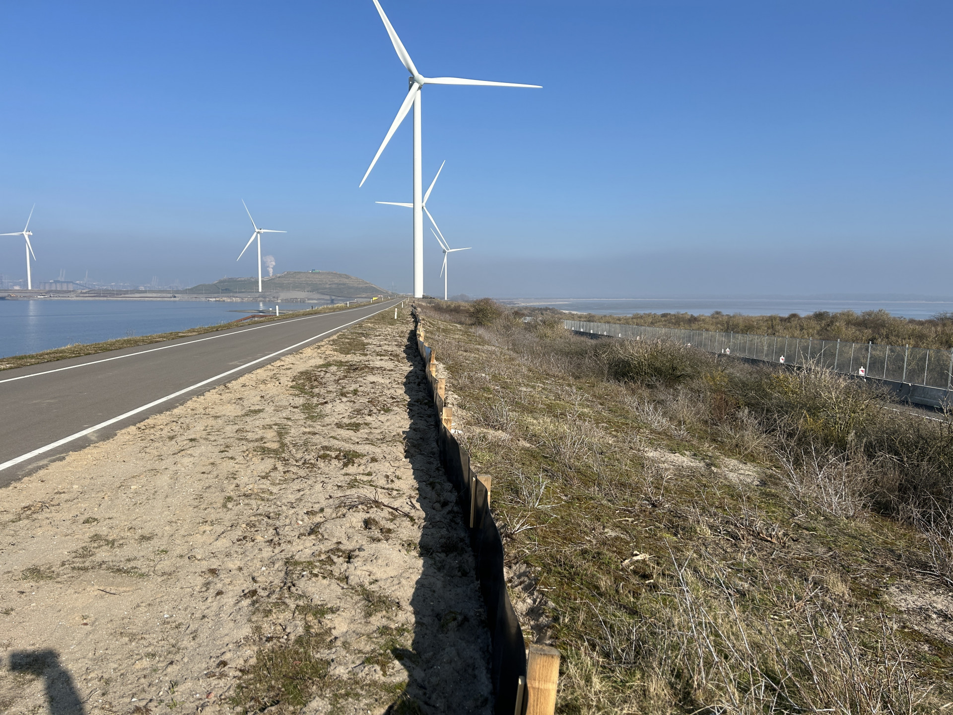 Aan de randen van de werkterreinen werden vele meters aan amfibieënschermen aangelegd.