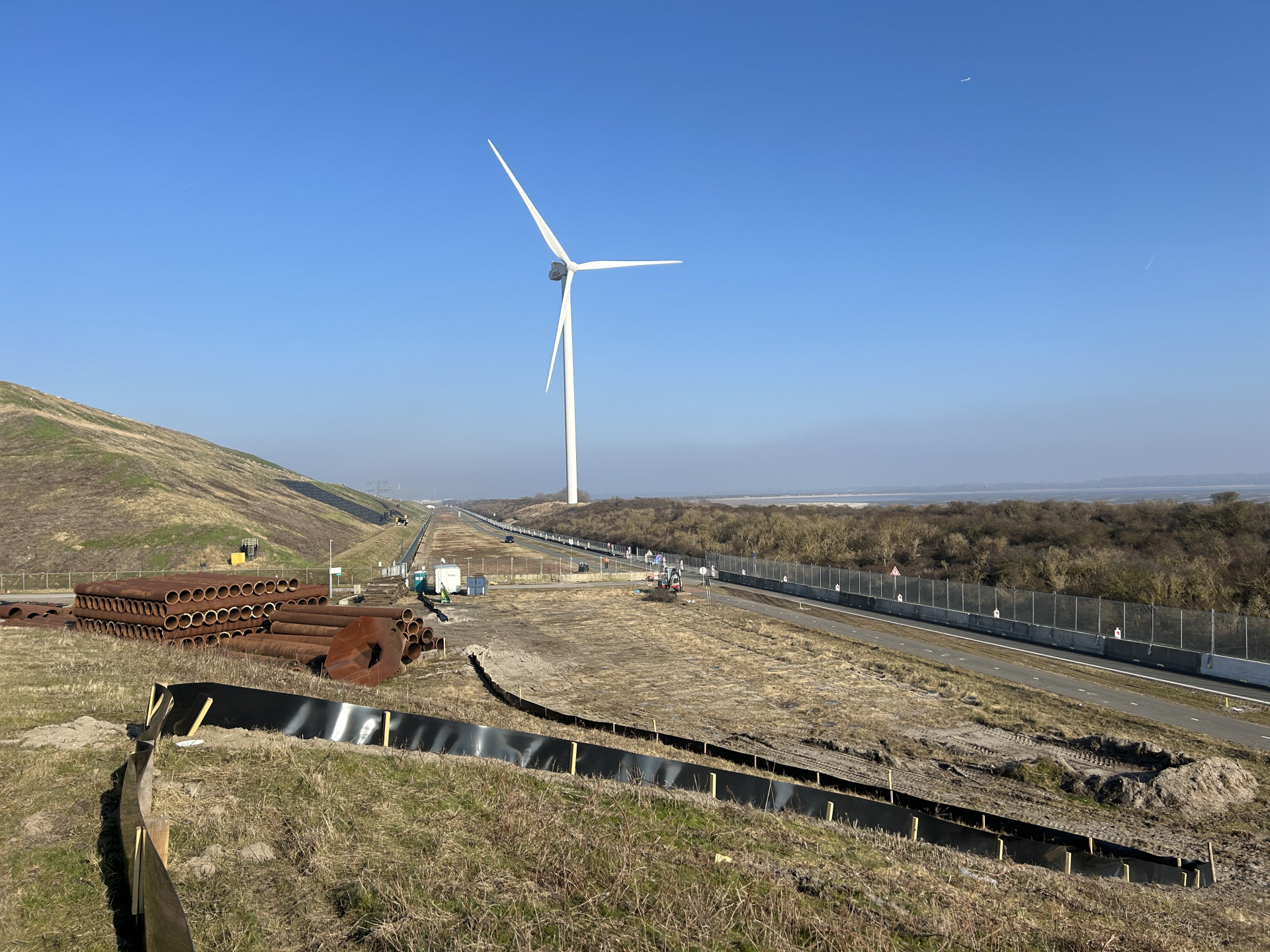 Werkterrein met amfibieënschermen welke de rugstreeppad buiten het werkterrein houden