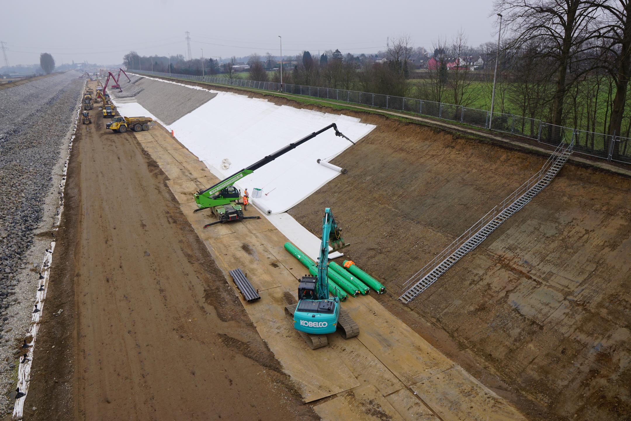 Het aanbrengen van een waterdichte laag op de bodem van het kanaal